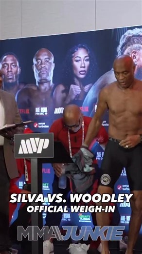 Anderson Silva and Tyron Woodley are on weight for their cruiserweight boxing match. 💪 #JakeJoshua | MMA Junkie