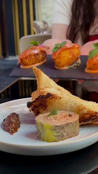 ⁉️ UN RESTAURANT HALAL ET BISTRONOMIQUE ? RENDEZ-VOUS AU CÉLESTE ! 🔥 💰 DES PLATS A PETIT PRIX POUR UNE SOIRÉE INOUBLIABLE ENTRE AMIS OU EN FAMILLE ! 📍 1 RUE PAUL BOURGET (PARIS 13ÈME) ☎️ RÉSERVATION : 06.71.44.02.74 . . . . . . . #restauranthalalparis #restohalalparis #restaurant #restaurantHalal #restohalal #sortiraparis