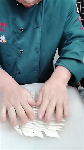 5K views · 17 reactions | How to Do This Crazy Satisfying Chopping Trick – So Fun to Watch! #kitchenskills #cookinghack #fruitdesign | Media Sharing | Facebook