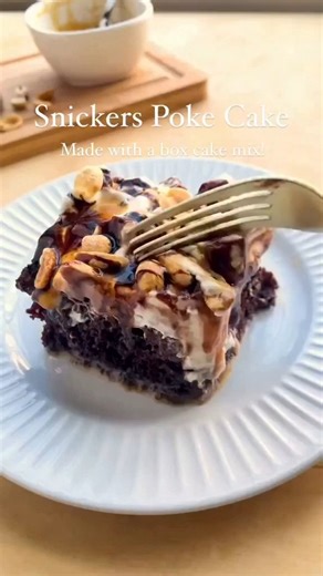 Snickers Poke Cake 🍫🥜🍰 RECIPE 👇 #pokeCake #snickersdessert #easydesserts #chocolatelovers | All Things Mamma