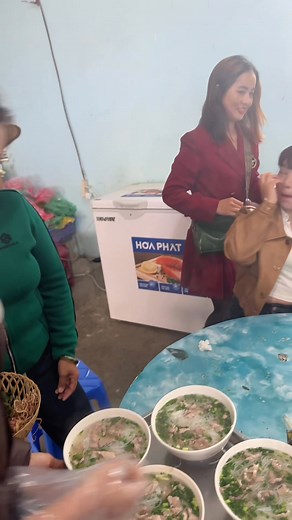 80K views · 554 reactions | Anh nào muốn thấy gái xinh thì Về đây bưng bê với em đê藍藍 | Thủy Thuỷ Pypy | Facebook