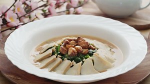 Recipe at: http://www.themeatmen.sg/abalone-with-spinach-in-oysters-sauce Abalone – one of the many “must haves” delicacies during the Chinese Lunar New Year. Preparing canned abalone requires really minimal effort and is a convenient way to enjoy its succulent chewy texture. One simple way to tenderize these exotic molluscs is to simmer the cans into water. Blanching the spinach(puay leng) helps to retain its flavour and crisp texture. To prepare the sauce, just a tablespoon of dark brown oyste