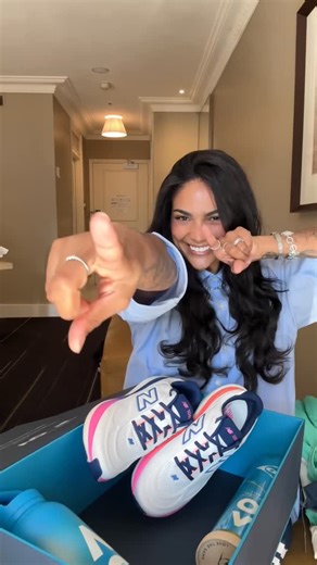 Sydney on Instagram: "Weeee I’m in Melbourne with @newbalance! Unboxing this super awesome welcome gift they sent me :)))"