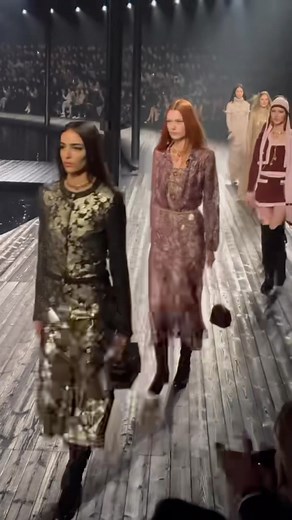 WWD on Instagram: "Over 1000 guests witnessed @chanelofficial latest Metiers d’art runway show by the fabled waters of West lake. Mixing Chinese traditional garments details with 70s Western chic, the collection was initially inspired by Coco Chanel’s treasured Coromandel screen in her Rue Cambon apartment. See more of the show at WWD.com - #linkinbio Video : @dennihu #chanelmetiersdart #runway #chanel"