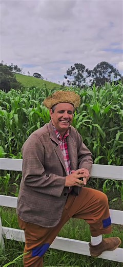 Eu levo para a vida que a gente pode até crescer, mudar de estrada, ganhar o mundo, mas nunca pode largar a nossa essência pra trás. 🌱 Independente de tudo, é ela que lembra quem nóis é, de onde nóis veio e por que chegou até aqui. Manter os pé no chão, o coração agradecido e a memória viva é a forma mais bonita de agradecer a vida. Porque quem honra a própria raiz, cresce forte que nem árvore boa. 🌳🤍 #tonhprado #caipira #roca #vidanaroça #caipira