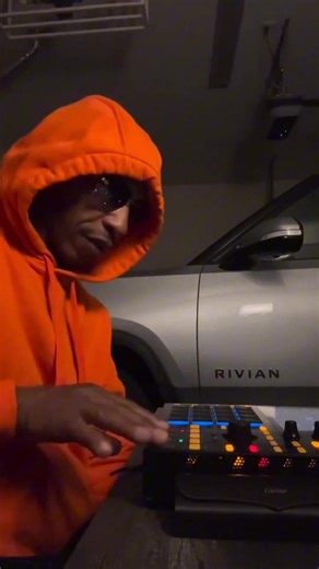 Fredro Starr cooks up an original Queensbridge (NYC) inspired beat from scratch, on the spot. Fredro is really a dope producer. Check out SmooVth "Project Near You" to see why ⬇️⬇️⬇️⬇️⬇️⬇️⬇️⬇️⬇️⬇️⬇️ https://open.spotify.com/album/3G3J0jGYvjXLWJCcHDJe5x?si=evvYgNHdTqSkBILpOiqeCQ (🎥 fredro_starr/Instagram) | Underground Hip Hop Mixtapes & Rap Music Culture