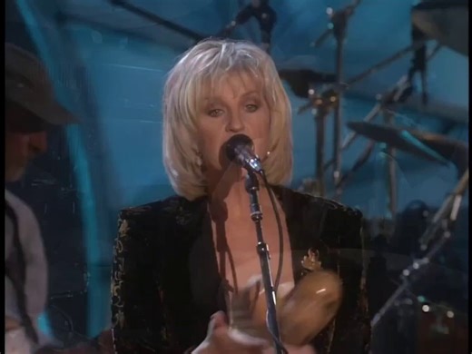 "Everywhere" was written by Christine McVie during the chaotic sessions of Tango in the Night (1987). While the other members of Fleetwood Mac lived in hell (Lindsey and Stevie quarreling, Mick Fleetwood destroyed by illicit substances), she composed this happy music. The most joyful and pop track on the album was born in the midst of the greatest drama in the band's history. It became one of their biggest hits in the 80s!