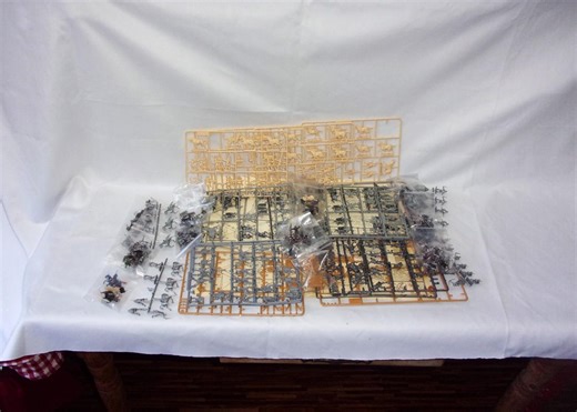 Vintage Zvezda Model Kit: Toy Miniature Medieval Knights in Armour Soldiers 1/72 Scale on Plastic Some Part Painted - Etsy