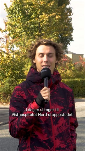 “Jeg har ikke bil, så jeg tager altid bussen rundt omkring.” For Satcha betyder det, at hun kan tage bus 207 til Sct. Hans Have – et sted med plads til ro, natur og nærvær med familien 💚 De står af ved ‘Østhospitalet Nord’ og lander midt i det grønne. Et pusterum, kun få stop væk 🚌 Kom tættere på det hele med 13.000 stoppesteder. | Movia