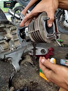 1.8M views · 10K reactions | proses perakitan mesin beat karbu padang blok piston dan head sampai seting celah klep dan cek oli #bengkelmotor #otomotip #tutorial #edukasi | Belajar Mekanik Dari NOL | Facebook