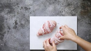 Fyldt kyllingebryst med bønnesalat - se opskriften nedenfor... Så er det i dag vi lukker ind i den lukkede gruppe! Bliv medlem her: https://www.facebook.com/groups/308736569334413/ OPSKRIFT Tilberedningstid: 40 minutter inklusiv ovntid Mængde: 2 personer Det skal du bruge 1 håndfuld basilikumblade 2 spsk. friskost, f.eks. Philadelphia Salt og peber 2 stk. kyllingebryst á 120 g 4 skiver bacon Bønnesalat 2 håndfulde grønne bønner 1 lille løg 50 g sorte oliven 2 spsk. olivenolie 2 spsk. citronsaft 