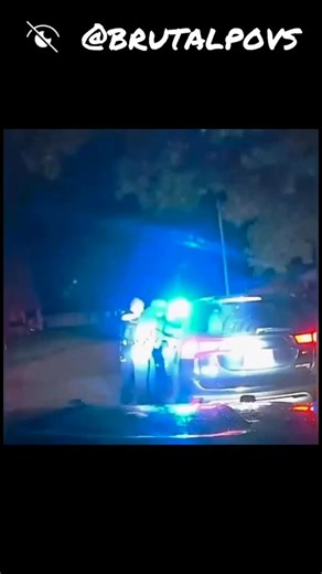 @brutalpovs on Instagram: "Follow @natures.hunters for more 🩸 日本利用压电瓷砖将脚步转化为电能。这些瓷砖捕捉来自你脚步的动能。当你行走时，你的重量和动作会对瓷砖产生压力。瓷砖会轻微弯曲，从而产生机械应力。瓷砖内部的压电材料将这种应力转化为电能。每一步都会产生少量电荷，而数百万步结合在一起就能产生足够的电力来驱动 LED 灯、数字显示屏和传感器。在像涩谷车站这样繁忙的地方，每天大约有240万个脚步为这一系统作出贡献。这些电能可以被储存或立即使用，从而减少对传统电力来源的依赖，并支持可持续的城市基础设施。这种方法将日常运动转化为实用的可再生能源 ＃日本 #知识＃事实 #你知道吗#推荐#科技 #创新 ＃历史 #技术 #实验#热门 日本利用压电瓷砖将脚步转化电能。这些瓷砖捕捉来自你脚步的动能。当你行走时，你的重量和动作会对瓷砖产生压力。瓷砖会轻微弯曲，从而产生机械应力。瓷砖内部的压电材料将这种应力转化为电能。每一步都会产生少量电荷，而数百万步结合在一起就能产生足够的电力来驱动LED 灯、数字显示屏和传感器。在像涩谷车站这样繁忙的地