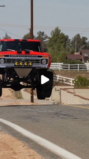 Americanmusclehd™ | @robrjfab doing some casual jumping on the street! 😎🤌🏽 #prerunner #jump #ford | Instagram