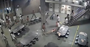 In an American prison, prisoners stab each other (Video)