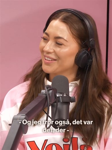 112 for parforhold er tilbage med ny sæson 🌟 I første episode i den nye sæson skal I høre om Kasper og Helenas kærlighedshistorie. Det er fortællingen om alt fra et konkurrencepræget og akavet første møde til tvivl, afvisning og forelskelse. Du bliver inviteret indenfor i både forældreskab, mental load og de op- og nedture, der har ført dem til i dag – hvor Helena drømmer om et helt bestemt frieri, hun egentlig har fået forbud mod at tale om... Er du ikke blevet Podimo-abonnent endnu? Så hop in