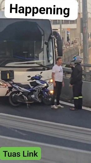 Bus deiver and motorists arguing. I don't know what exactly happened but you see why they arguing. #Singapore #Tuas #JB | Sheryle O. Oro