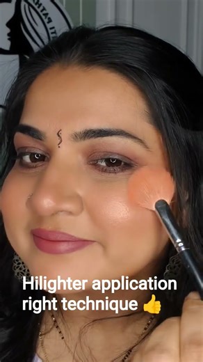 highlighter application right technique 👍 #trending #makeuptutorial #highlighter #application #hack