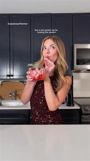 KIT CLEMENTINE KEENAN on Instagram: "Keeping my holiday hosting simple with a lighter sparkling mocktail made with @sodastream #SodastreamPartner"