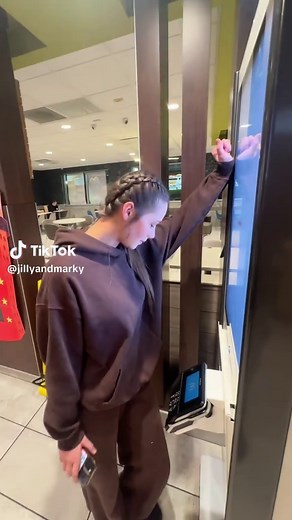 guess who’s back #mcdonalds #iknowwhatyoudidlastsummer #fyp #viral #fypシ゚viral