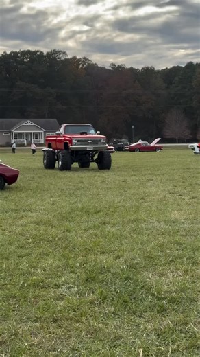 Old Trucks | Lifted | Lowered | Original on Instagram: "Beast Square Body💪🏻❤️ Follow @retro.rigz"