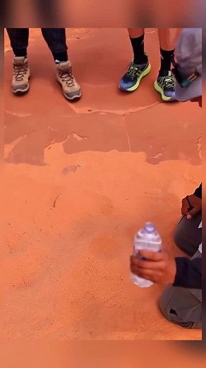 グランドキャニオンを水で再現する実演