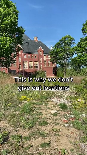 #haunted #uk #reels #horrortok #creepy #empty #mystery #horrorstory #europe #paranormal #spain #usa #fyp #fypage #fypỳ #viral #viralvideo #ahs #dolls #creepypasta #exploring #exploremore #urbex #abandoned #abandonedplaces #urbexworld #abandonedhouse | Abandoned Houses