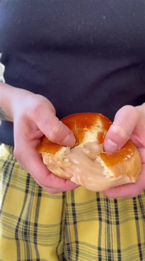 MAPLE CREME BRÛLÉE It’s the Donut of the Week in both locations and we’re honestly blown away by how it turned out. The maple flavor is warm, rich, and buttery, not overly sweet , with that cozy maple taste that brings notes of caramel, vanilla, and toasted sugar. Finished with a perfectly crackly brûléed top, it adds that irresistible crunch that makes every bite feel like you are in heaven 😍. To be honest, in our opinion, this is one of the best Donerds experiments we’ve ever done. Come to th