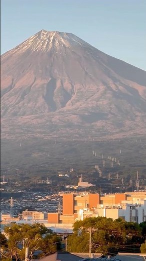 秋の夕方、夕陽に染まる富士山。富士市田子の浦。