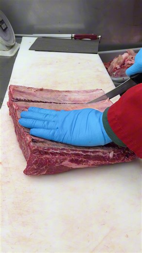 Make your New Year’s dinner extra special with English cut short ribs from Grace Meat Market ✨ 🌐shopgrace.ca 📍 644 College St, Toronto, ON #GraceMeatMarket #gracemeats #meatdelivery #torontobutcher #torontogrocery