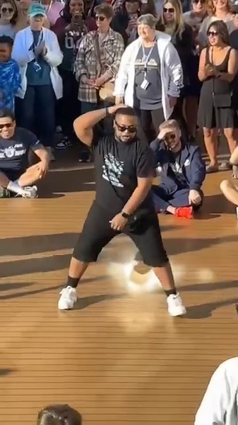 44K views · 861 reactions | OMG. This is one of the best lido deck dancers that we ever seen. Carnival Cruisers LIDO DECK. Video by Cruising with Day Day. | CCL MIAMI BLOG | Facebook