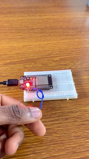 4.7K views · 12 reactions | Allumer et éteindre une LED avec ESP32 en utilisant la broche tactile esp32 #led #tactile #touchsensor #projetarduino #domotique #iot #electronique #automatisation #smarthome #arduinohack #bidouille #maker #innovation #tech | Méchant Circuit | Facebook