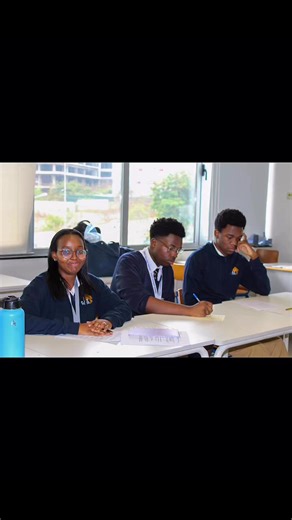 O Luanda Debate Championship 2025, realizado nas instalações do CAT, reuniu escolas de referência como o Lycée Français e o Complexo Escolar Aurora Internacional, num fim de semana marcado por rigor académico, pensamento crítico e excelência. Os nossos alunos estiveram à altura do desafio — e foram além: 🥇 Divisão A: 1.º lugar geral Melhor Orador 🥈 Divisão B: 2.º lugar 2.º e 3.º Melhor Orador 🥈 Divisão C: 2.º lugar 2.º e 3.º Melhor Orador No CAT, o futuro aprende a defender-se. ___ The Luanda