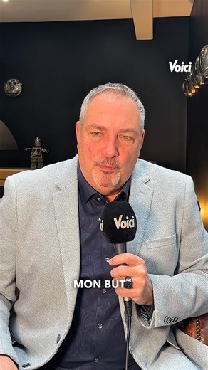 Messmer se confie sur l’hypnose, le subconscient… et ses rêves les plus fous Messmer explique ce qui l’anime encore aujourd’hui : explorer cet état si particulier situé entre l’éveil et le sommeil profond. À 13 hertz, l’esprit lâche prise, le corps réagit, et certaines personnes peuvent parler, bouger, interagir… tout en étant ailleurs. C’est précisément cet état qu’il cherche à recréer sur scène, avec des volontaires plongés dans une expérience à la fois troublante et fascinante. Face aux peurs