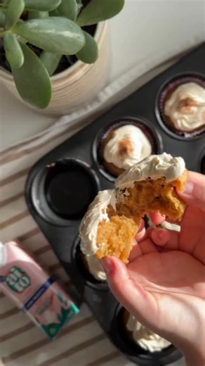 Kuka ois uskonut, että kurpitsa voi maistua NÄIN hyvältä? 😍 Nää pehmeät ja kosteat muffinit ovat heittämällä yks parhaita syysleipomuksia 🧡 Ohje tässä 👇🏼 Taikina: 250 g kurpitsapyrettä 3 dl fariinisokeria 1 3/4 dl rypsiöljyä 3 1/2 dl vehnäjauhoja 1 dl Fazer Aito Dumle Baristaa ½ tl kanelia ½ tl leivinjauhetta ½ tl ruokasoodaa Kuorrute: 50 g kurpitsapyrettä 1½ dl Fazer Aito Vispiä 1 dl tomusokeria ½ tl kanelia Ohje: 1. Kuori ja paloittele kurpitsa kuutioiksi. Keitä kattilassa kypsäksi (n. 10 