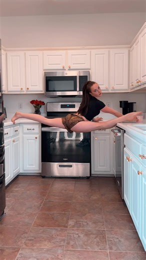 Snap @orissakelly #splits #contortion #flexible | split