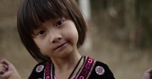 Une jolie fille asiatique regarde la caméra en Thaïlande