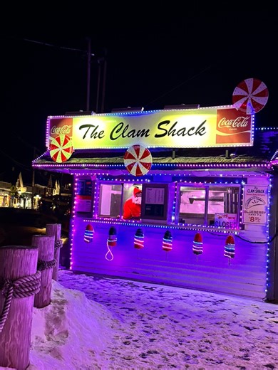 A festive evening in Kennebunk, Maine #maine #kennebunkmaine #christmas #newengland #clamshack #mainelife #wintermood | Joann Vitali Photography