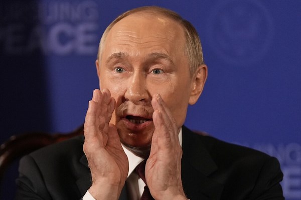 Watch Putin's reaction to shouted questions from reporters at the Alaska meeting