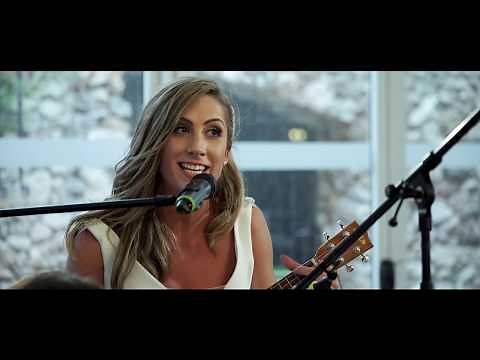 Irish bride sings wedding speech with ukulele