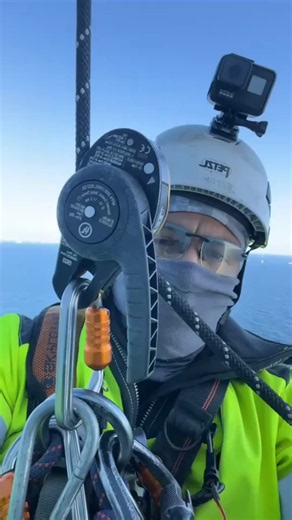 A Full Day as an Offshore Roustabout | 12-Hour Shift & $100K Salary What does a full day working as an offshore roustabout look like? 🌊🛠️💰 From waking up at 5:30 AM to finishing a 12-hour shift at 6:30 PM, here's a look at the daily routine of an offshore roustabout working on an oil rig in Australia. The job can involve assisting with cargo operations, moving supplies, handling equipment, supporting deck operations, and following strict safety procedures. Between shifts, workers can take mea