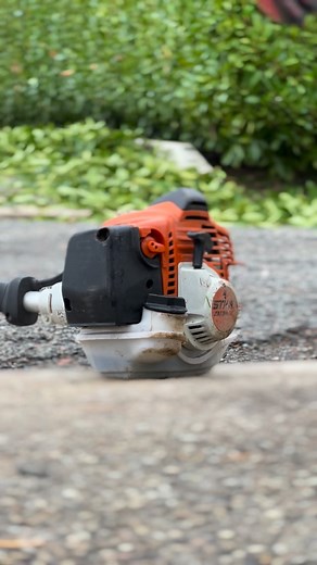 Taille de Laurier avec le KM 94 équipé du HL-KM 145° de chez STIHL 🍃😎 #paysagiste #melogreen #entretienjardin #jardinier #stihl #nature #satisfying #hl94 | MEL O’Green