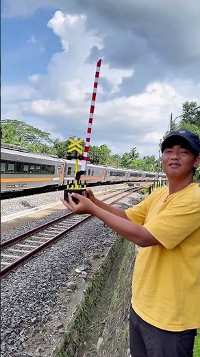 Kaget Tiba-Tiba Kereta Api Lewat Pas Mainin Mainan Palang Pintu #palangpintukeretaapi
