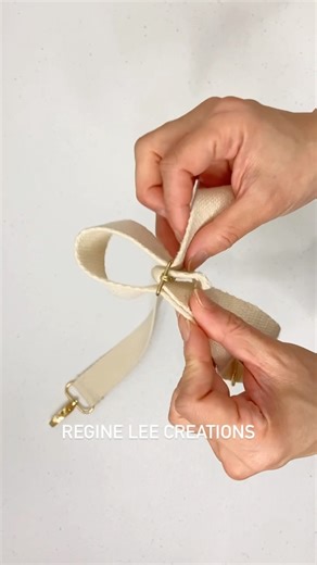 Easy DIY adjustable bag strap in just a few minutes! #sewingtips #sewinghacks #easysewing