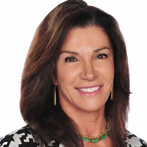 Hilary Farr Bio, patrimonio netto, casa, età, film, marito, sposato, figlio, divorzio, designer di interni, programmi TV, vivi o elenca, - Biografia