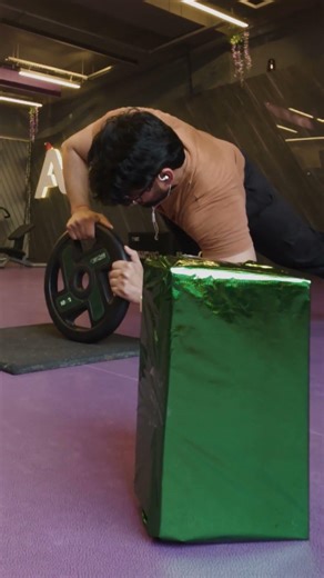 Push-Up Plate Challenge 😳 | 10kg Plate + Gift Reveal 🎁