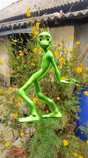 Garden ke beech Alien dikh gaya 😱👽 #alien #aliendance #shorts #dametucosita