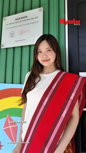 So Luxurious! Erika Carlina Receives an Exclusive Gift: a Gold-Plated Painting of Herself and Andrew