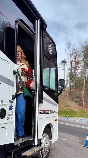 “Getaway to Dollywood, it’s home spun fun!” One does not simply go to Dollywood and not recreate their own version of this iconic tv commercial! How did I do? Honestly I’m pretty proud of myself🥰 #dollywood #dollyparton #lipsync #dollywoodthemepark #thedapperdanielle | The Dapper Danielle