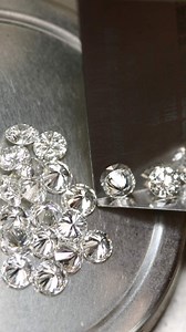 Én eller flere? 💎💎💎 Lad dig forføre af funklende armringe med pavéisatte diamanter. Vi drømmer om alle tre! #hartmanns #superiorsurprises #diamonds #diamondbracelet | Hartmanns
