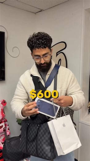 Jq’s World on Instagram: "Christmas Deals $600 iPhone 17… CHECK STORY 🔎FREE SHIPPING WORLD WIDE 🌍"